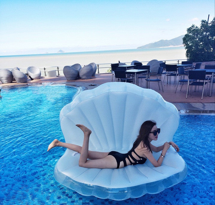 A Large Pearl Scallop Floatie - Adult Pool Float